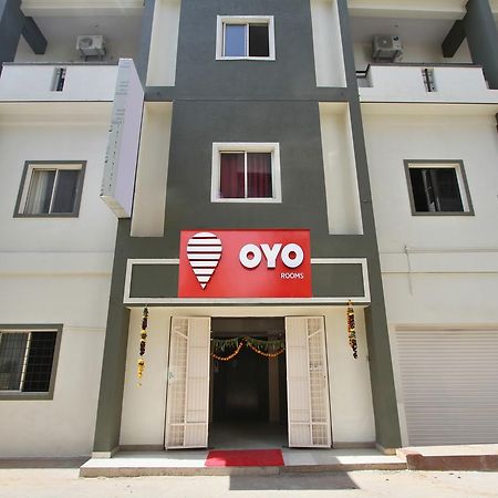 Oyo 9060 Sri Sai Guest Inn Bangalore Buitenkant foto