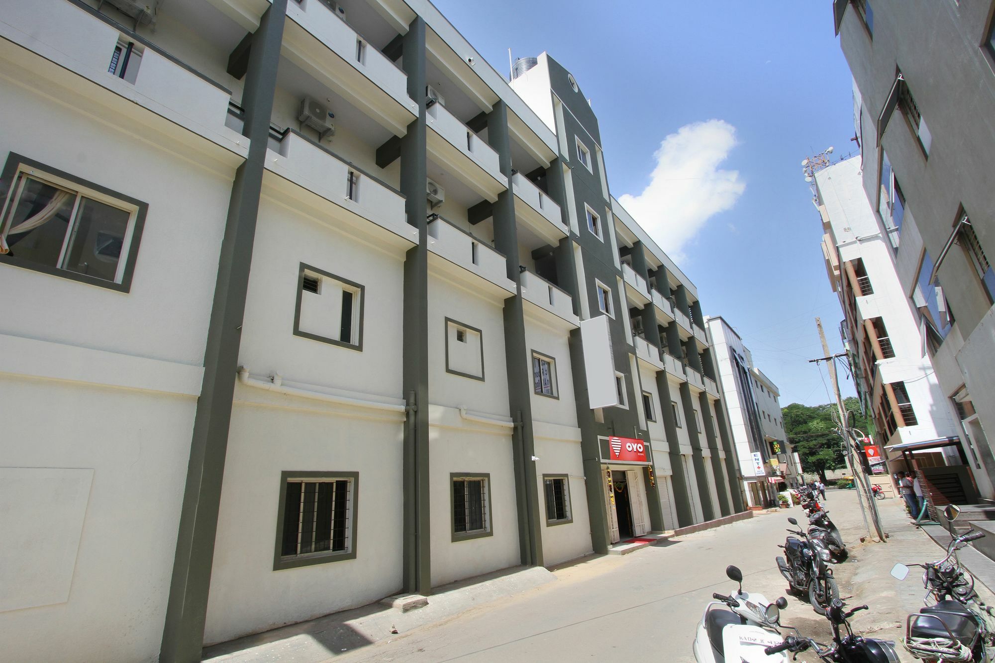 Oyo 9060 Sri Sai Guest Inn Bangalore Buitenkant foto