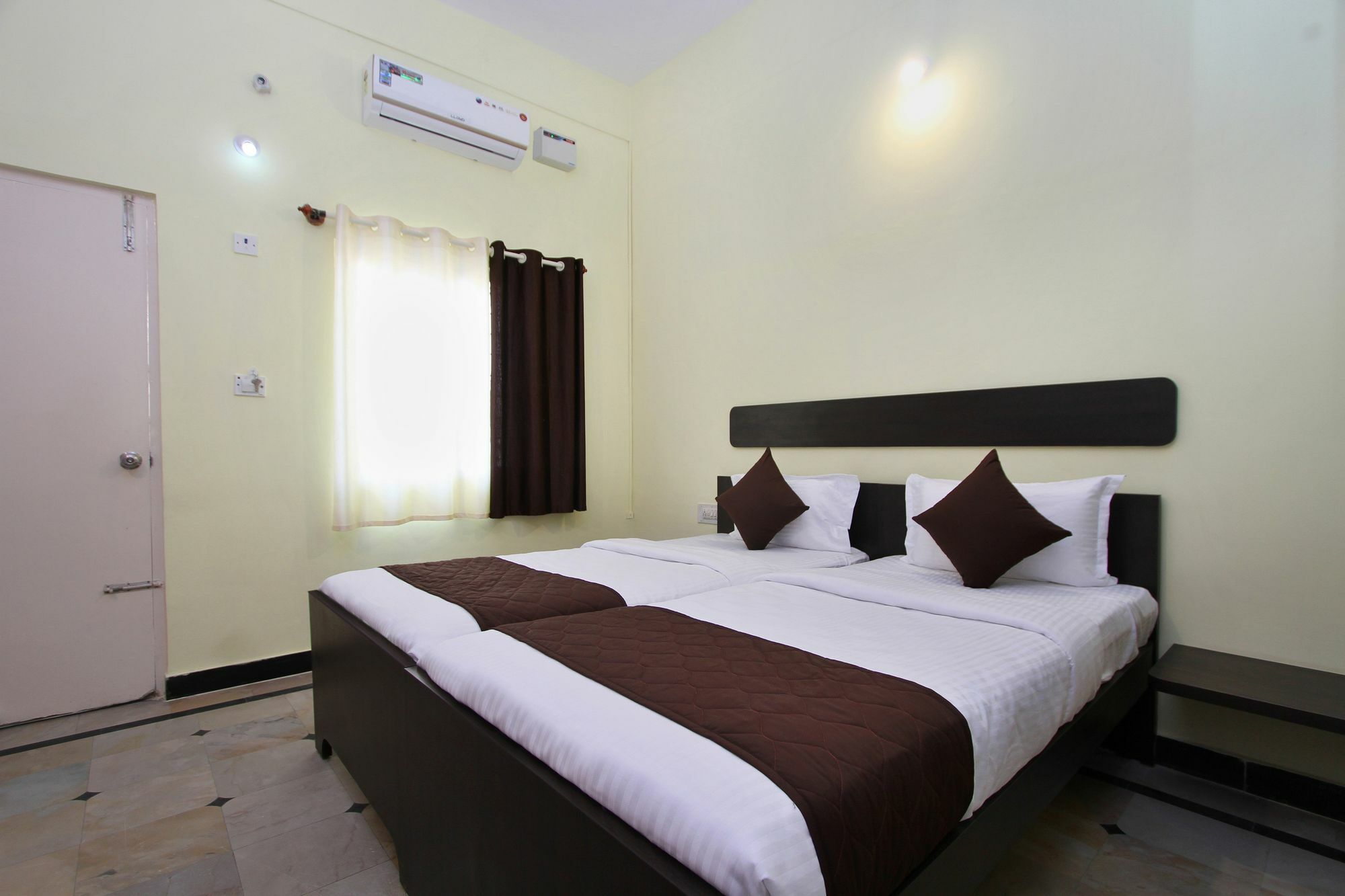 Oyo 9060 Sri Sai Guest Inn Bangalore Buitenkant foto