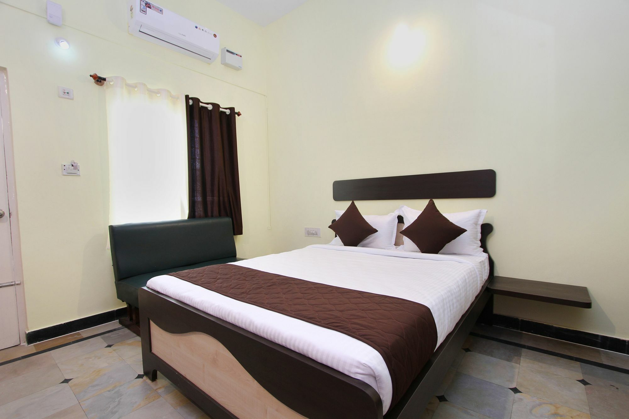 Oyo 9060 Sri Sai Guest Inn Bangalore Buitenkant foto